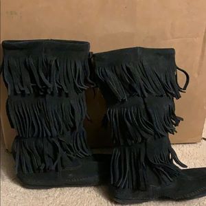 Minnetonka FRINGED SUEDE MID HEIGHT MOCCASIN/BOOTS